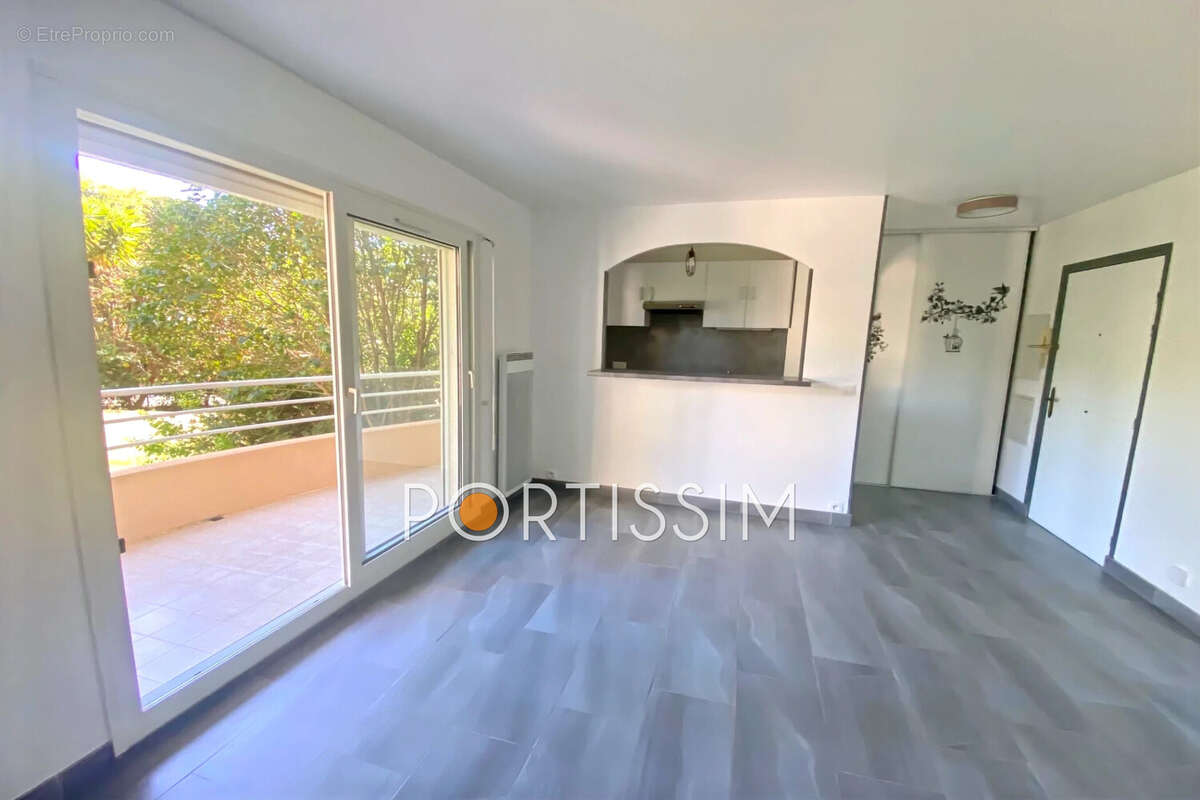 Appartement à SAINT-LAURENT-DU-VAR