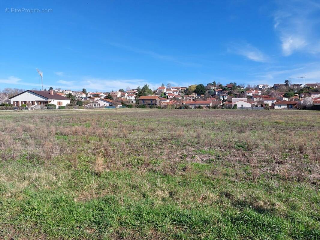 Terrain à PERIGNAT-SUR-ALLIER