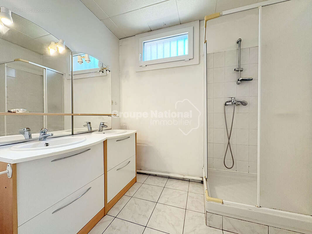 Appartement  3 pièces- 63 m² - 2 Chambres - Proche écoles- commerces- balcon- rdc- cave. - photo 4