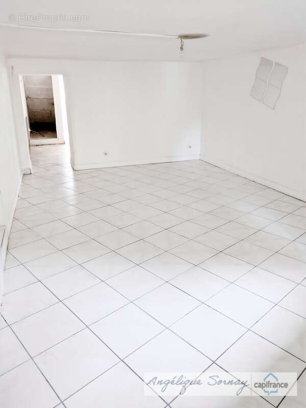  EXCLUSIVITÉ – Maison mitoyenne à fort potentiel de 229 m² sur 3 niveaux avec garage – Sellières - photo 5