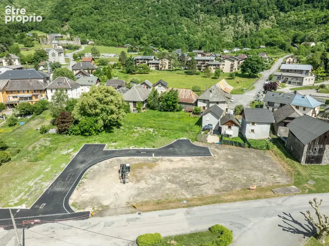 Lot 6 - terrain constructible viabilise, libre de constructeur et plat de 378 m2. - photo 4