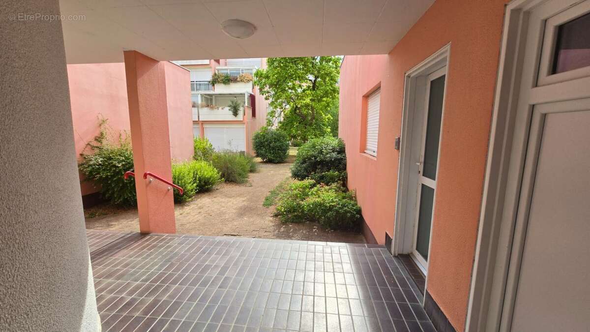 Beau T1 bis  avec terrasse à coté de l'EESI - photo 2