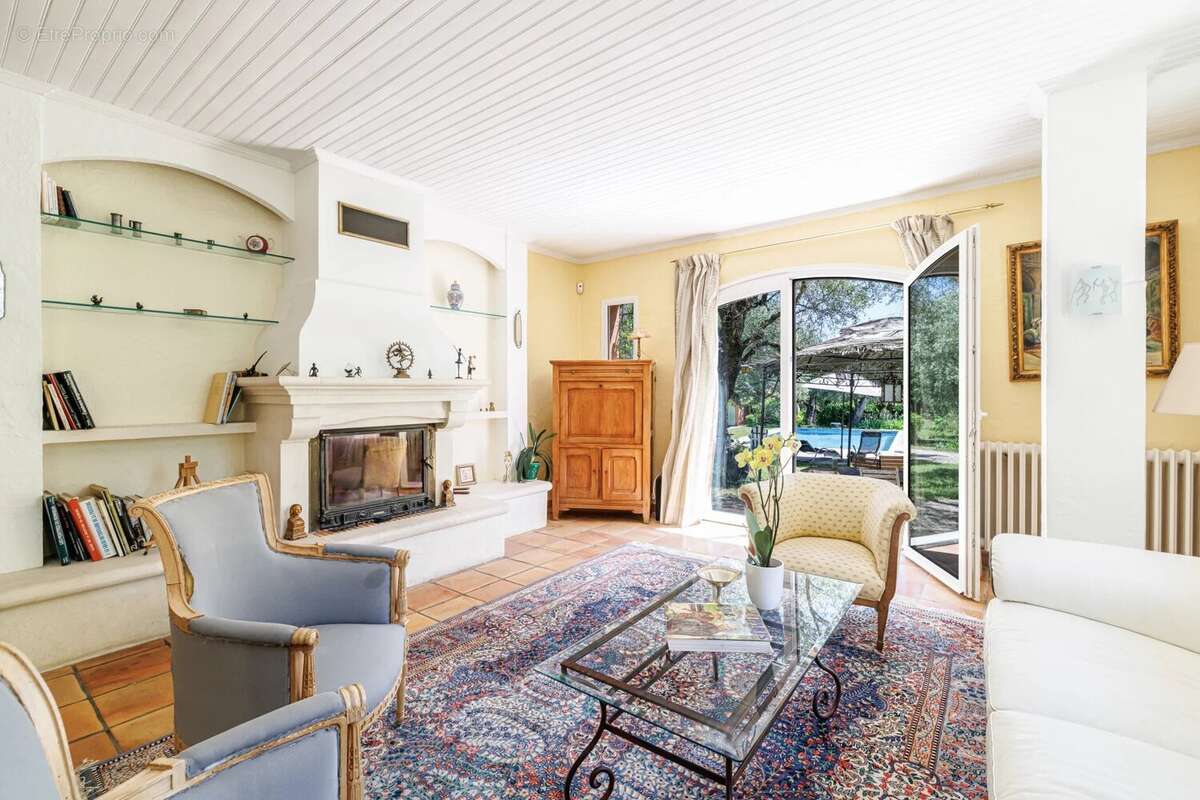 Maison à CHATEAUNEUF-GRASSE