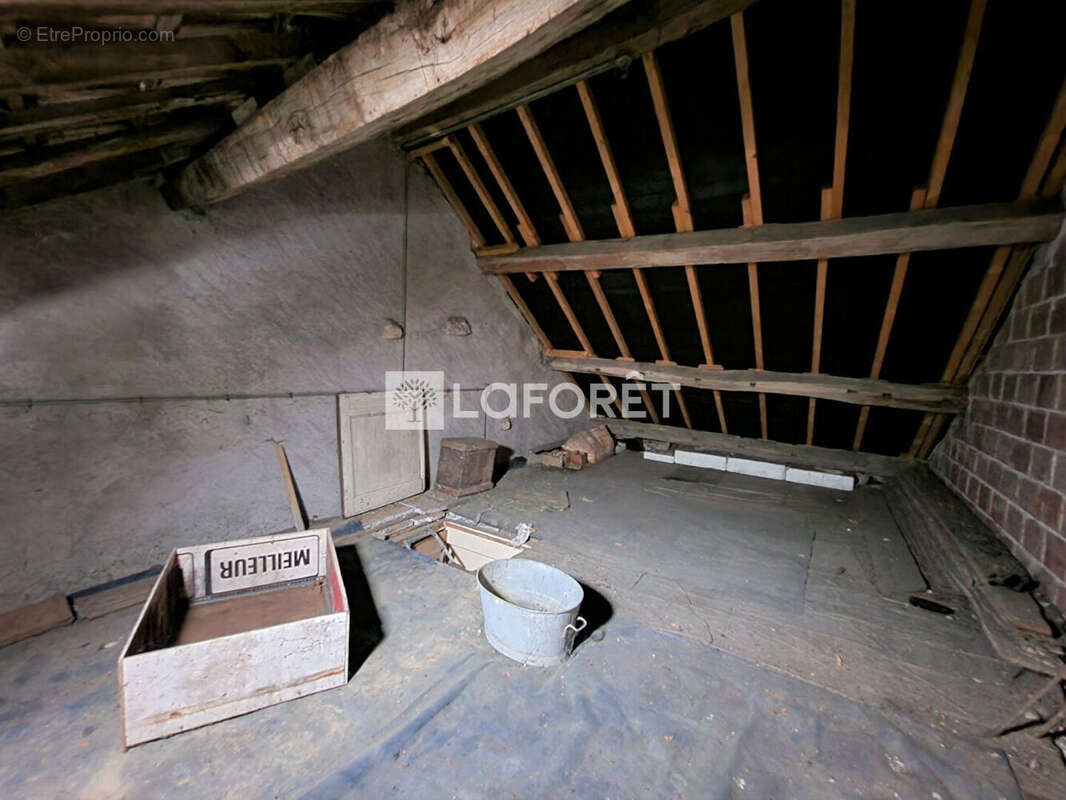 Maison à COMBEAUFONTAINE