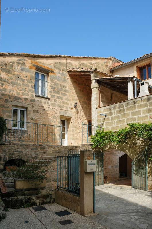 Maison à SAINT-QUENTIN-LA-POTERIE