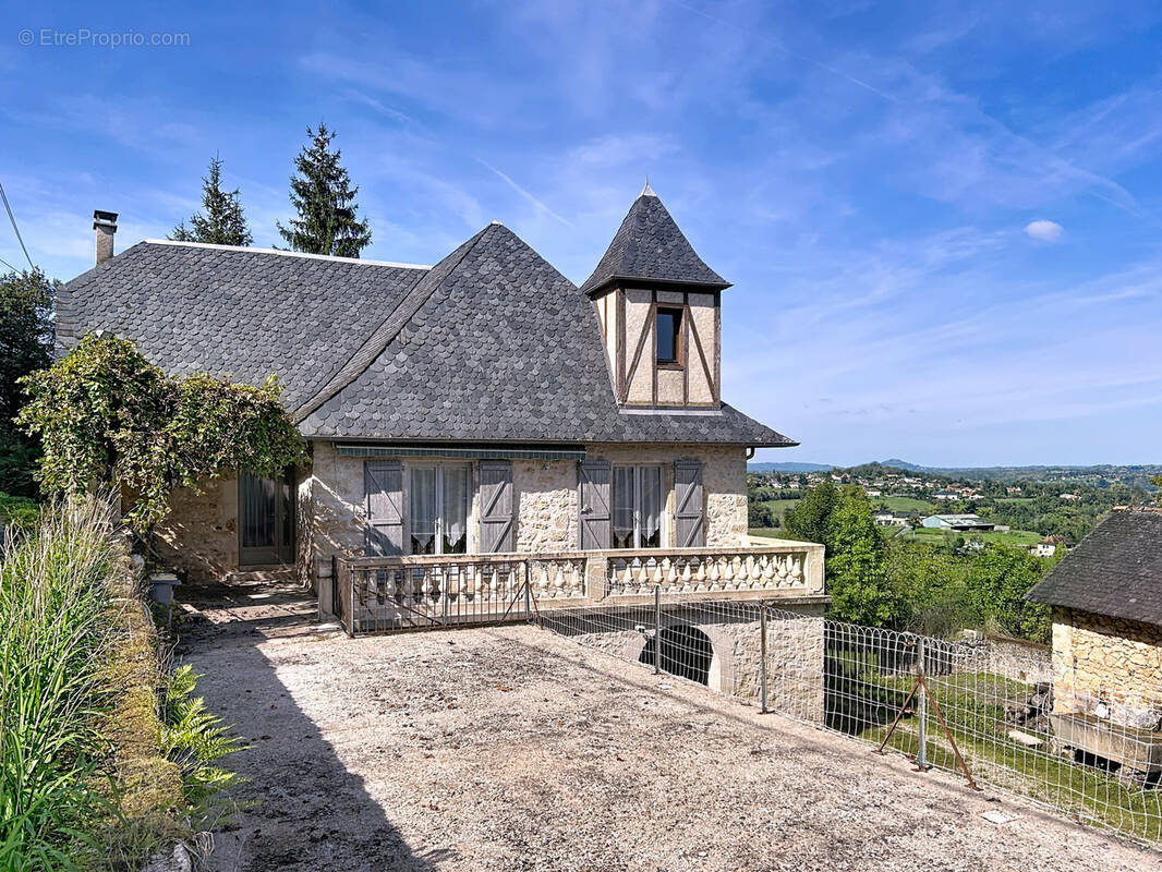 Maison à SAINT-CERNIN-DE-LARCHE