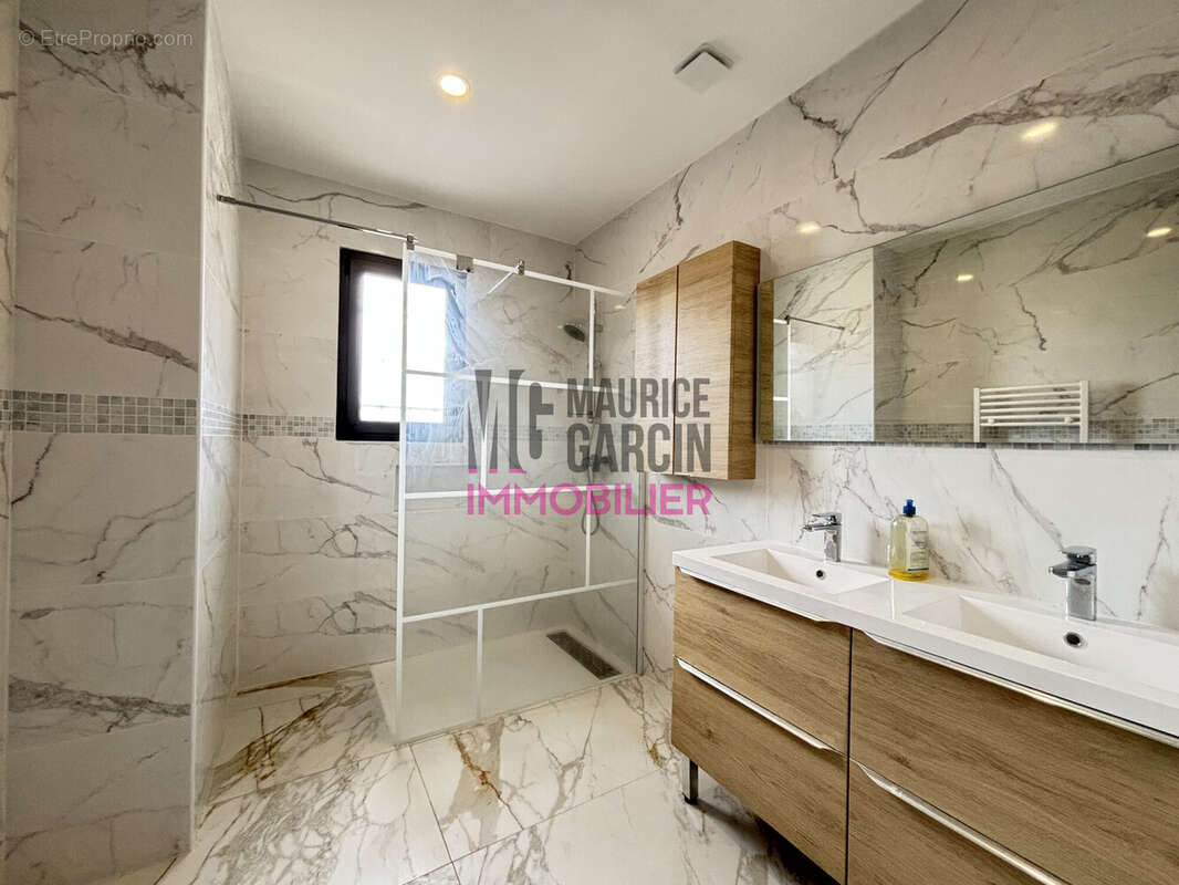 Maison à LAUDUN-L'ARDOISE