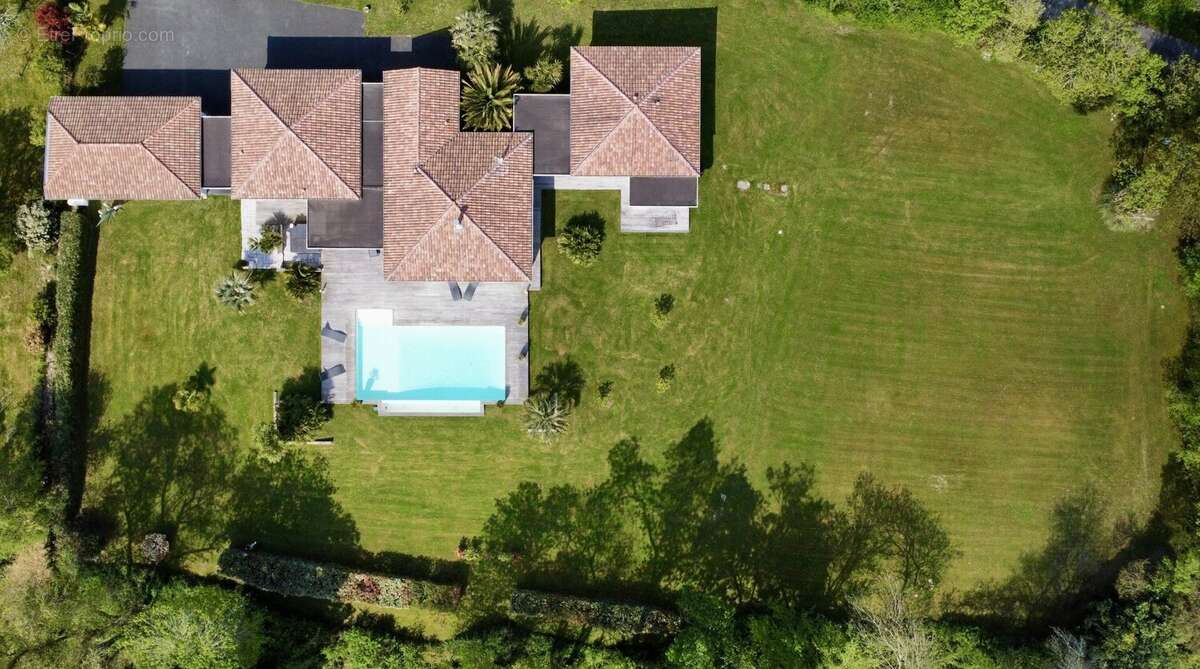 Lieu exceptionnel pour cette villa d'architecte de type 7 pièces de 266 m2 avec piscine - photo 19