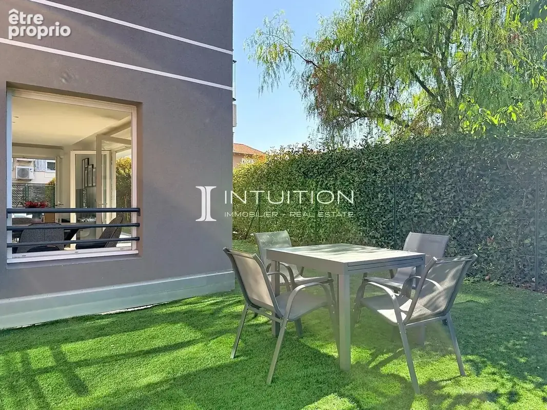 Golfe-Juan : Vaste appartement rez-de-jardin dans un immeuble de standing avec piscine - photo 17