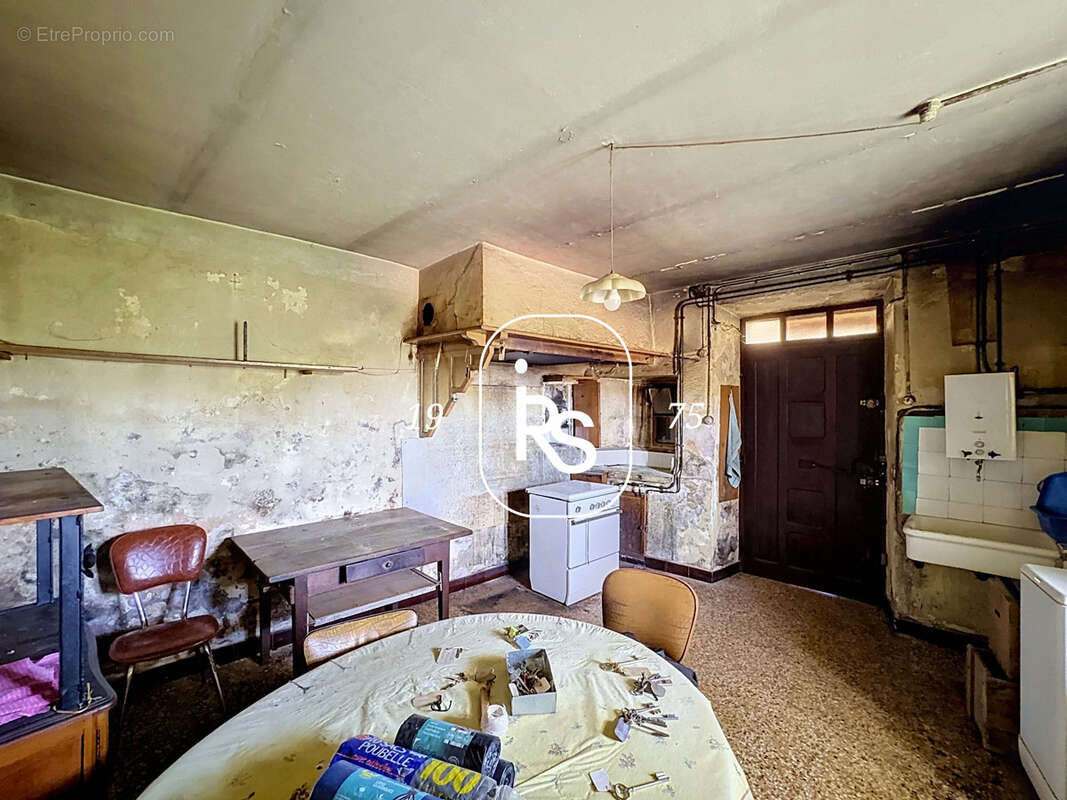 Maison de village à rénover avec terrain, garage et atelier - photo 6