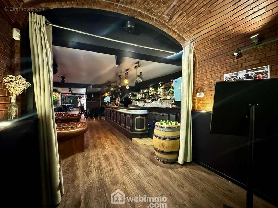 Entrée accueillante et soignée, donnant immédiatement le ton chaleureux et plein de charme du lieu - Commerce à SAINT-QUENTIN