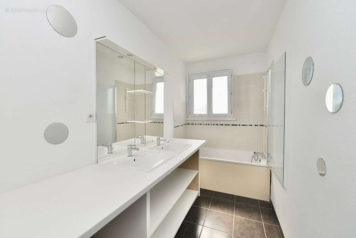 Appartement 3 pièces de 73 m²  - Balcon, parking et cave - Amouroux - photo 8