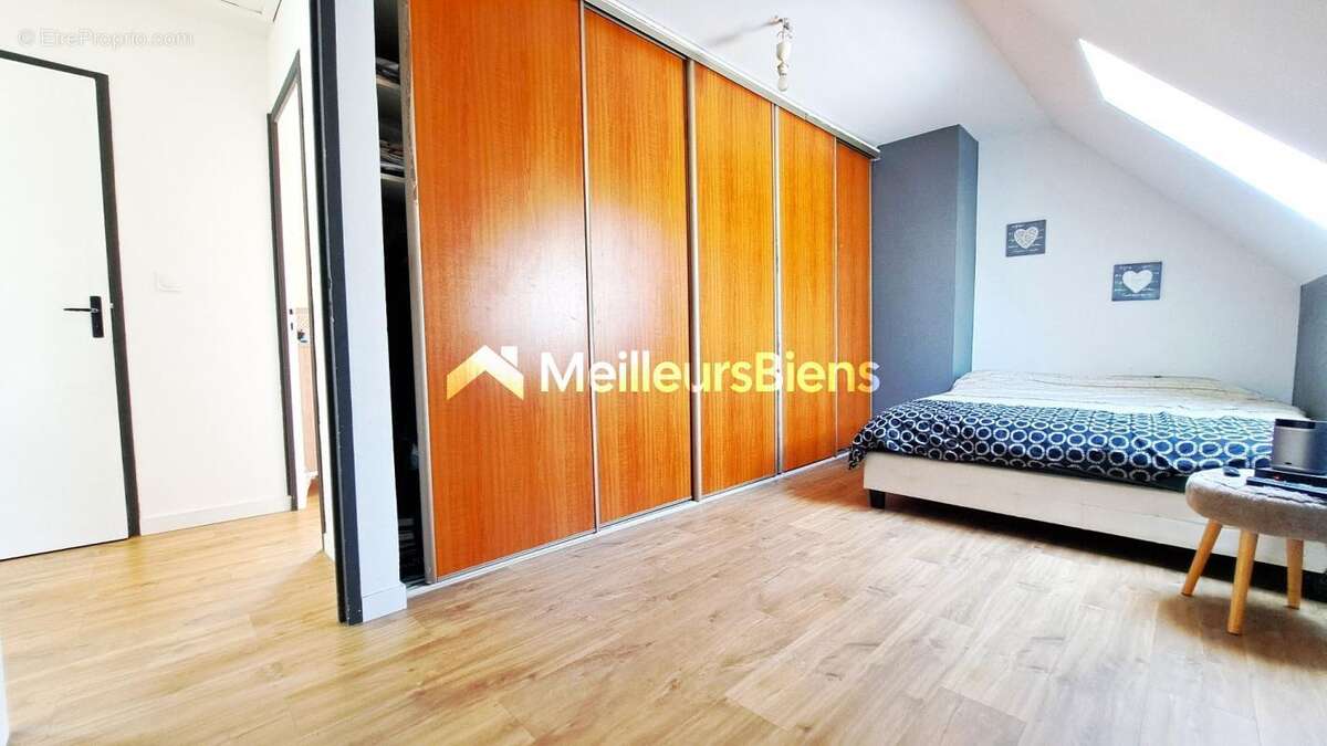 Maison à MONTJAVOULT