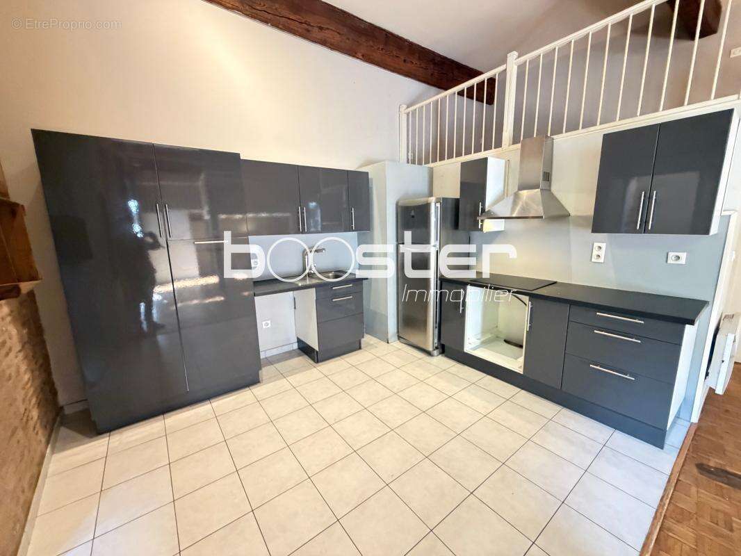 UNIQUEMENT CHEZ BOOSTER !!! Grande surface de type 3 Pièces, esprit loft avec mezzanine et poutres apparentes, cœur historique d - photo 3