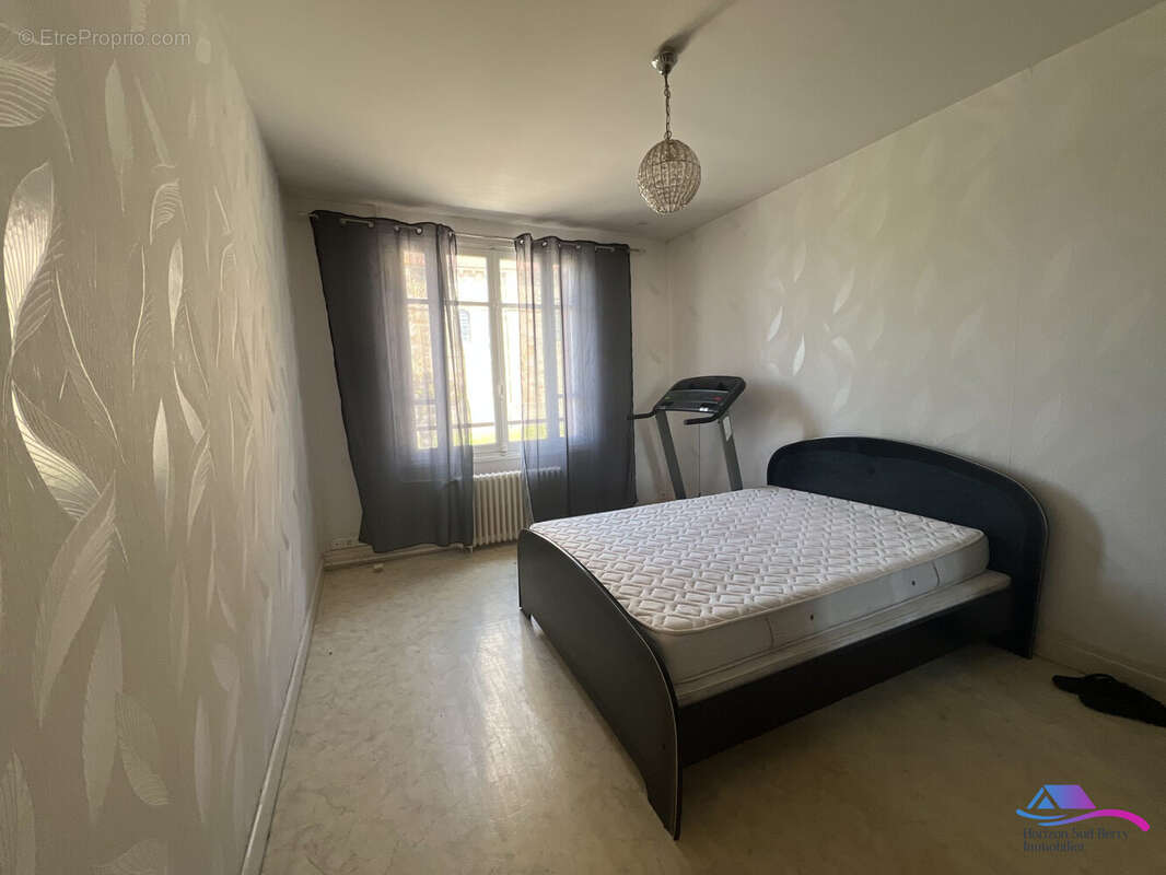 CHAMBRE 2 - Maison à CHATEAUMEILLANT