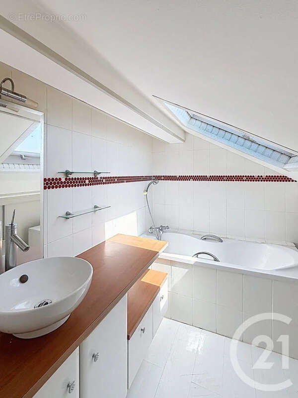 Maison 138 m² à Gond-Pontouvre  - photo 8