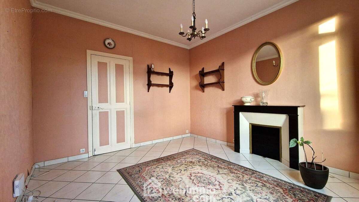 A ses côtés, un salon agréable - Maison à LAON