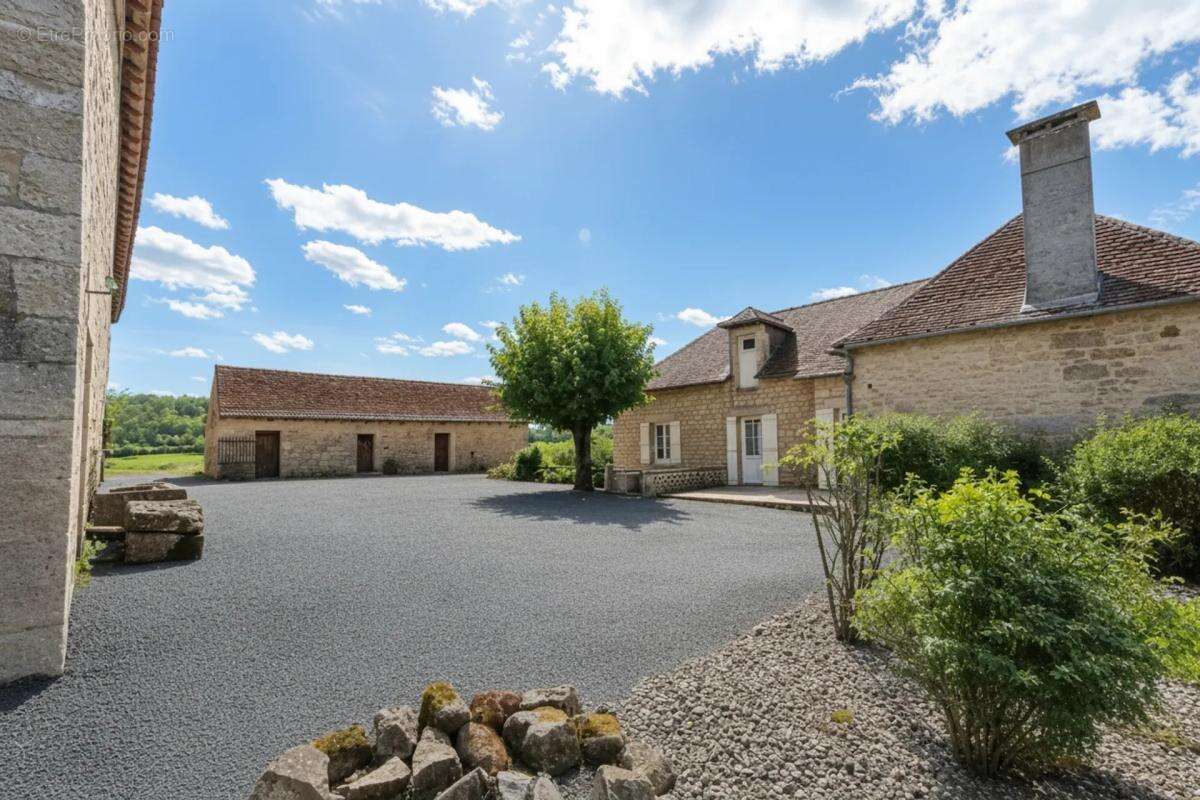 Maison en pierre avec étang et vastes dépendances - photo 2