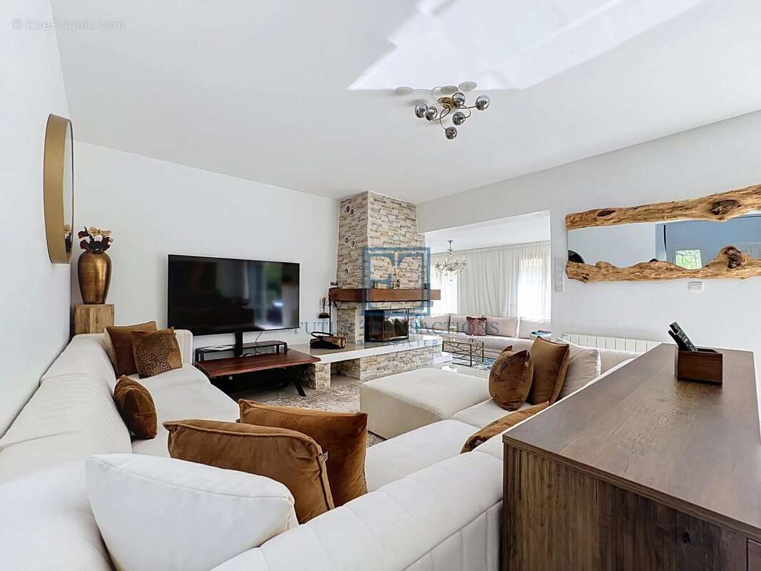 Maison spacieuse et moderne avec piscine à Élancourt Village - photo 2