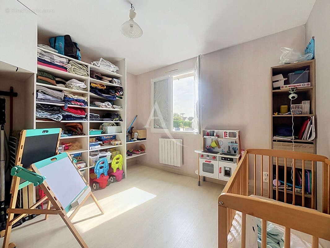 À vendre - Maison familiale avec vie de plain-pied à Combrée - Ombrée d'Anjou - photo 9