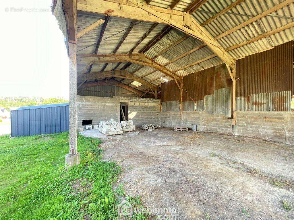 Le hangar se trouve dans un environnement calme à quelques kilomètres de Murs-Érigné... - Maison à SOULAINES-SUR-AUBANCE