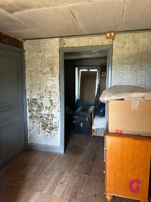 Deux maisons de bourg à rénover, garage, jardin attenant et non attenant . - photo 10