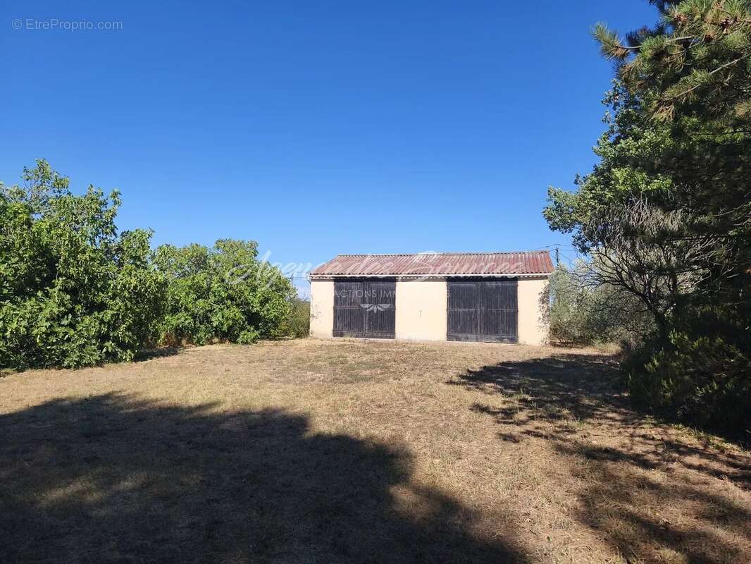 Bastide en pierre de 100 m² à rénover sur 3.3 hectares à Esparron. - photo 2