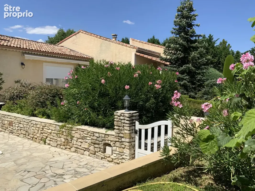 Villa de plain pied sur un terrain de 2300 m2 avec piscine. - photo 4