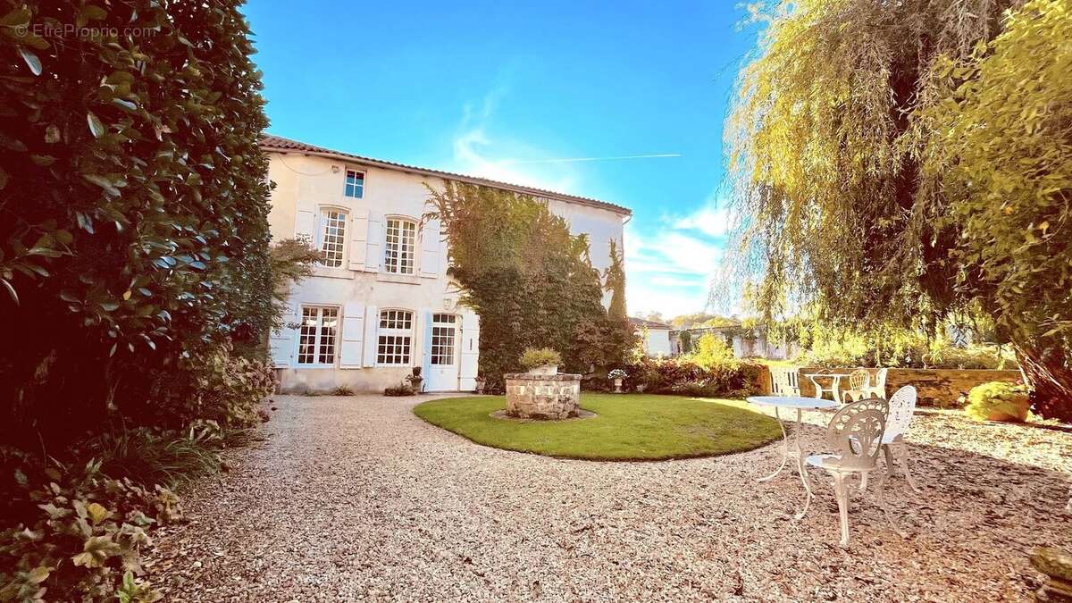 Maison à LA ROCHEBEAUCOURT-ET-ARGENTINE
