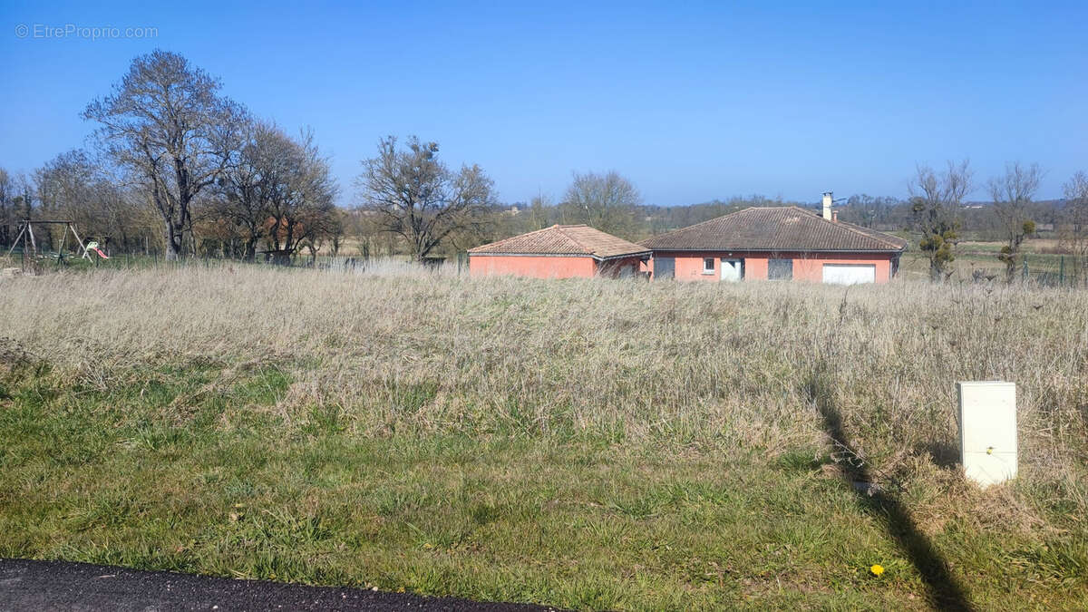 Terrain à SAINT-ETIENNE-SUR-REYSSOUZE