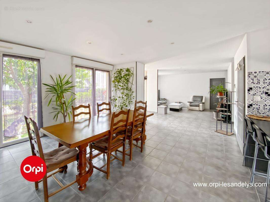 À Vendre Pavillon RT2012 - séjour (42 m²)  3 chambres  Terrain 812 m² - photo 3