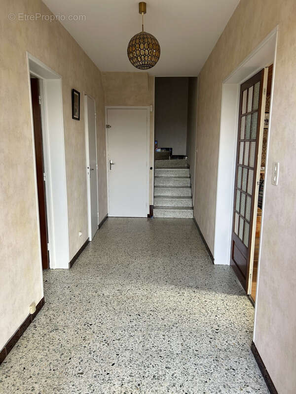 Maison à LES MARTRES-D'ARTIERE