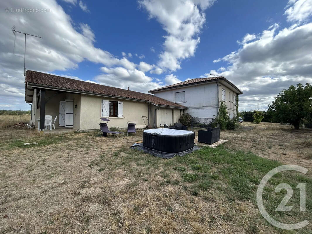 Maison 205 m² à Les Eglisottes-Et-Chalaures  - photo 17