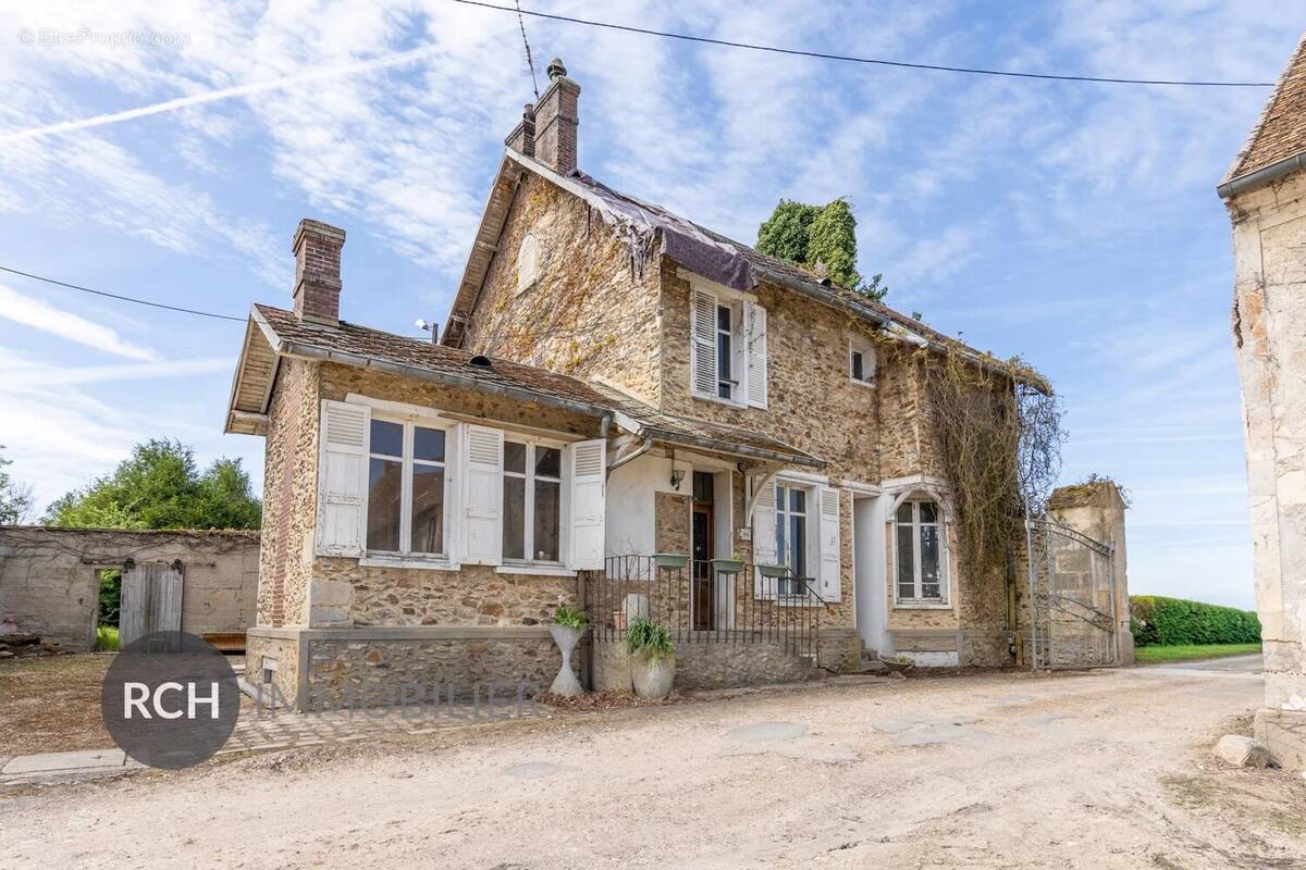 Maison à LA QUEUE-LES-YVELINES