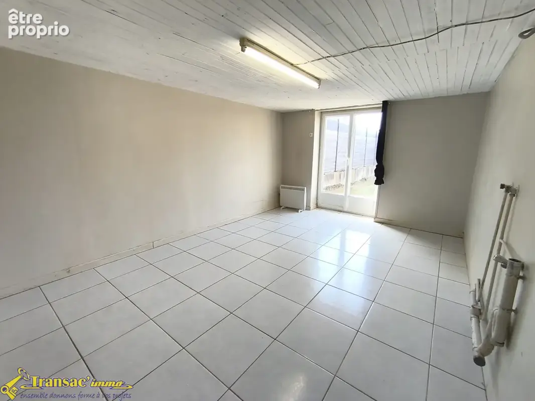 À Lezoux, maison type F5 avec terrain et dépendance attenante. - photo 4