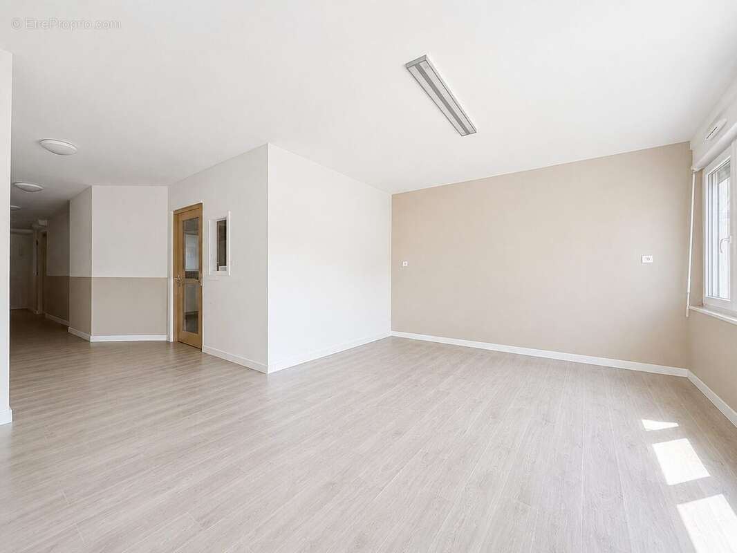 Commerce 325 m² à Grand-Charmont  - photo 9