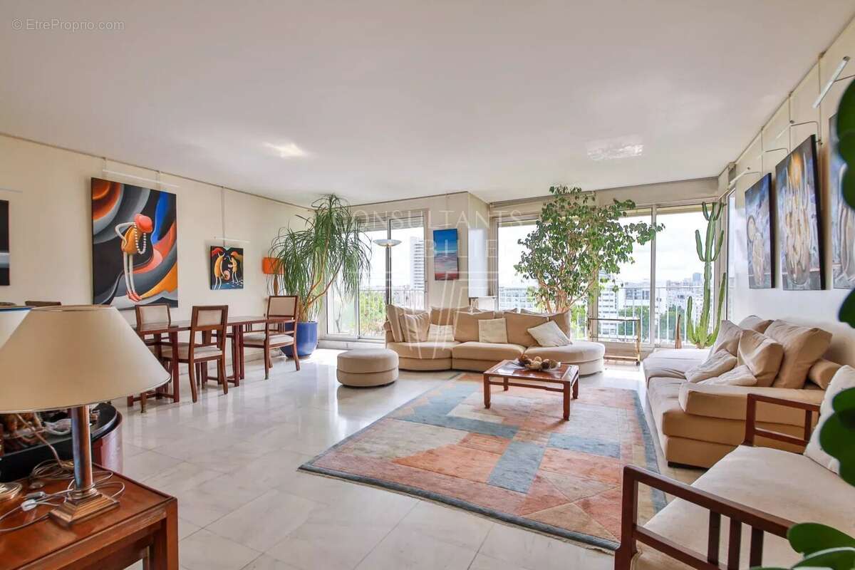 Appartement à PARIS-16E