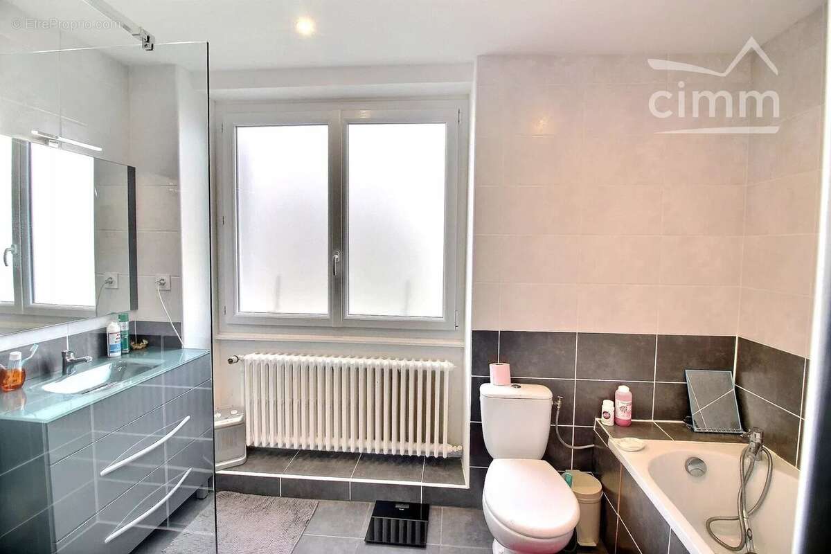 Maison à SAINT-JEAN-DE-BOURNAY