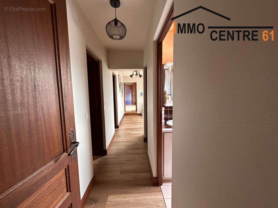 Maison d'architecte 5 chambres et un gîte de 64m2 sur un terrain de 5527m2 arboré. - photo 17