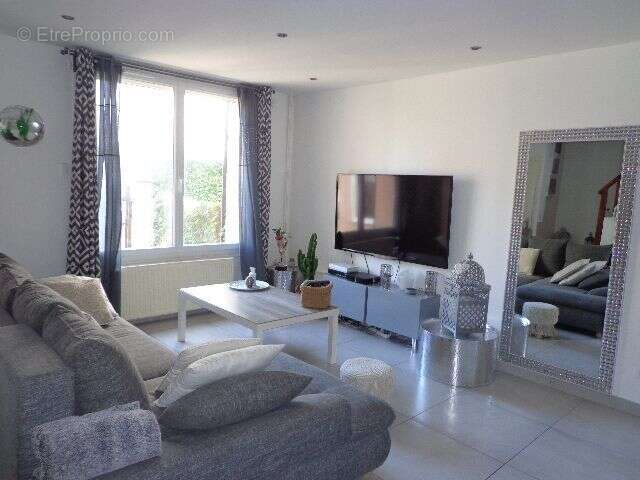 Maison à LE CHAMBON-FEUGEROLLES