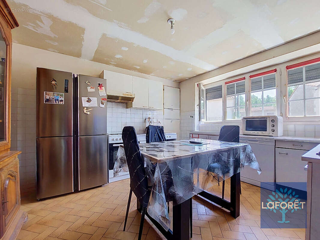 Maison de campagne avec beau potentiel, terrain clos et dépendances - photo 4