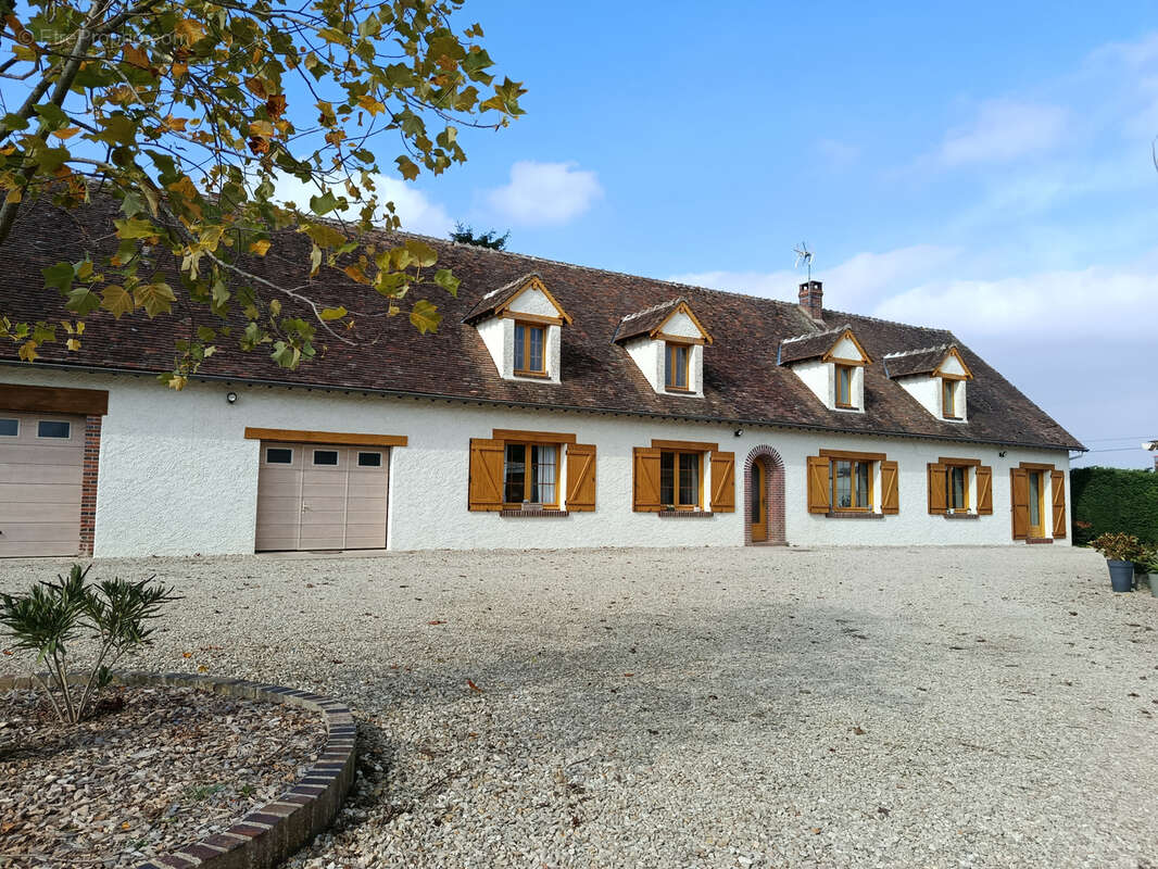 Maison à MONTCORBON