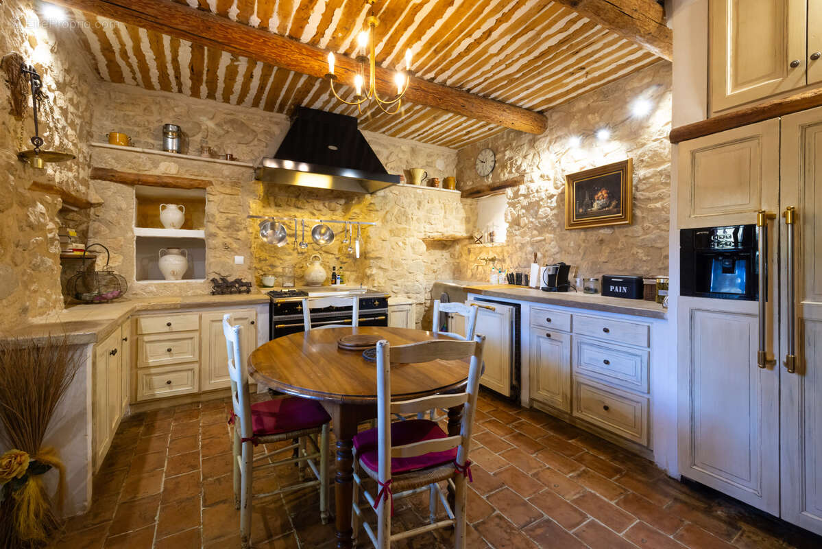 Maison à LE PUY-SAINTE-REPARADE