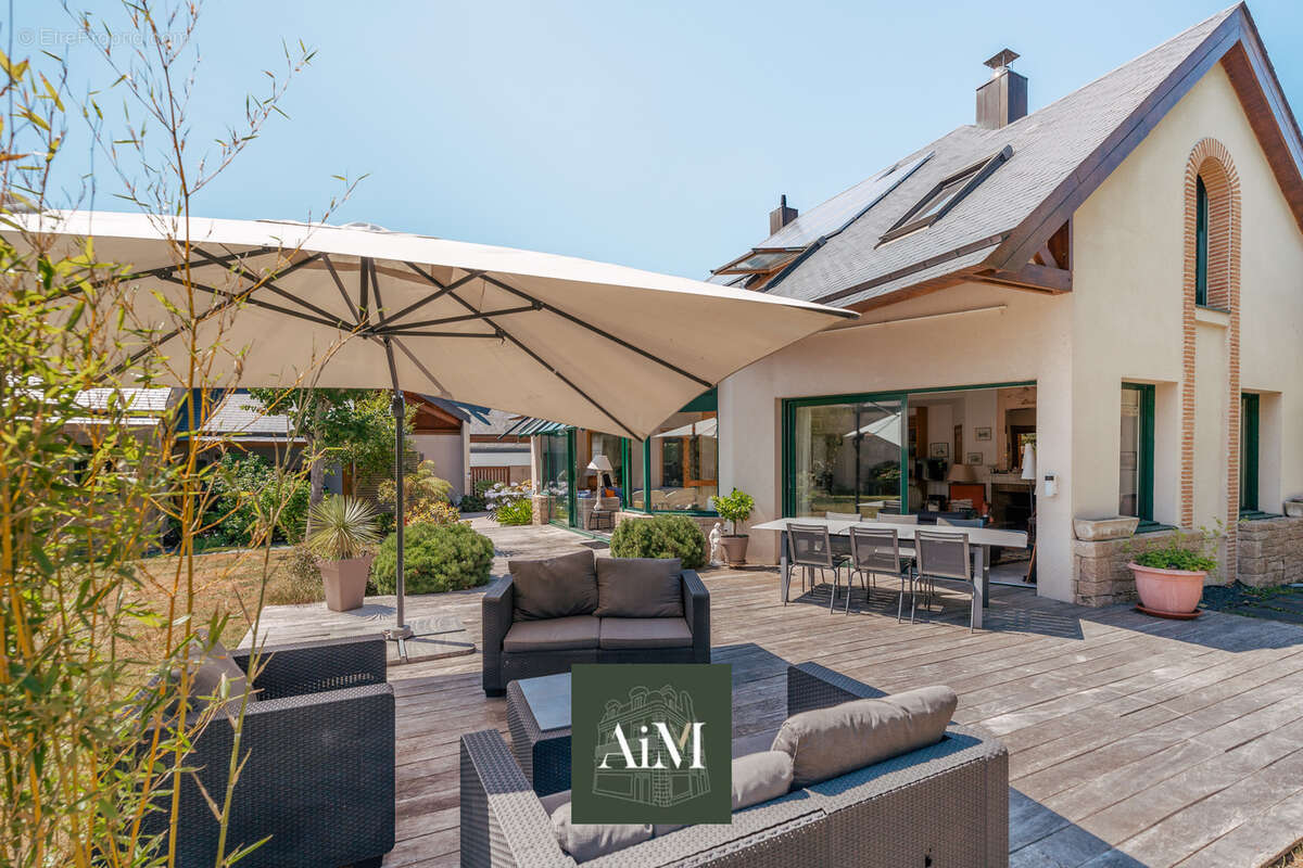 Maison d'architecte de 255 m2 avec jardin et garages à vendre à Vannes   Quartier recherché proche centre-ville - photo 2
