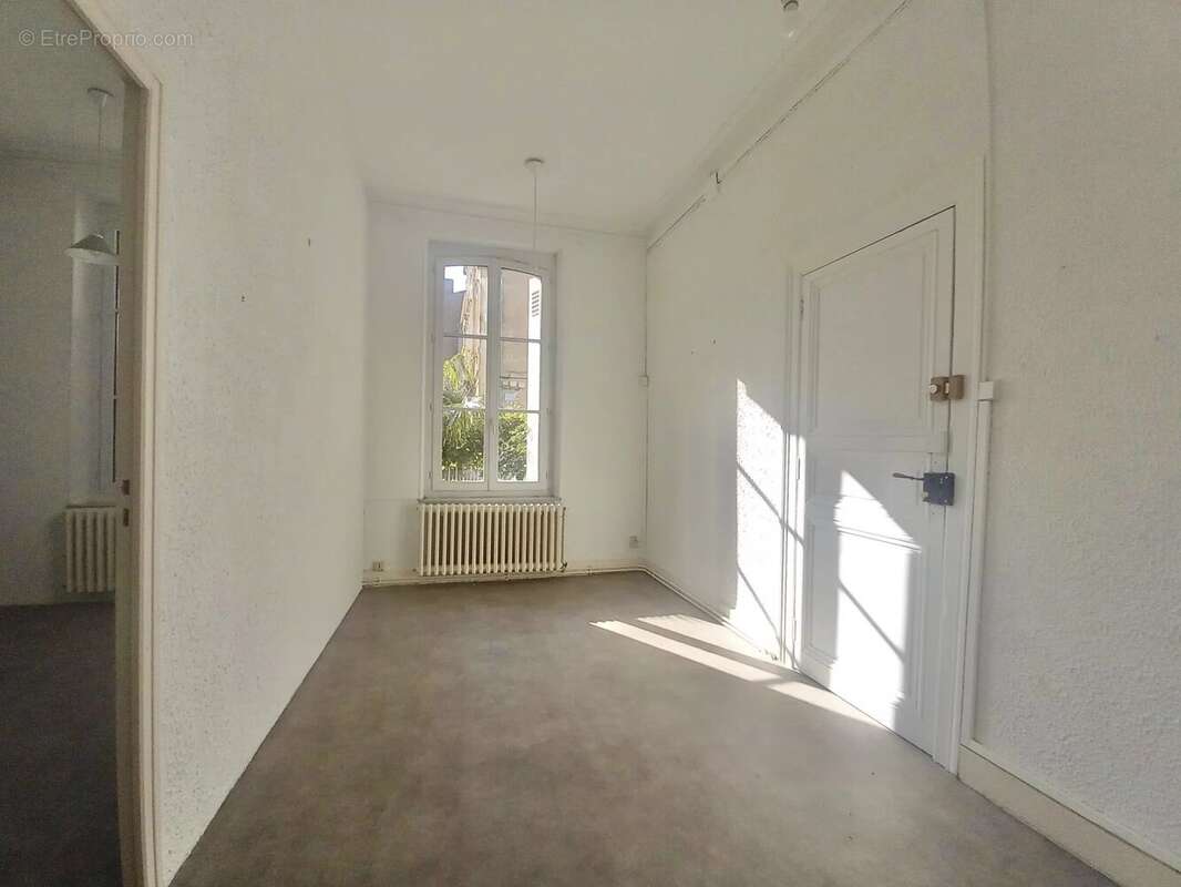 Élégant immeuble de style haussmannien avec jardin privé et fort potentiel d'investissement - photo 13