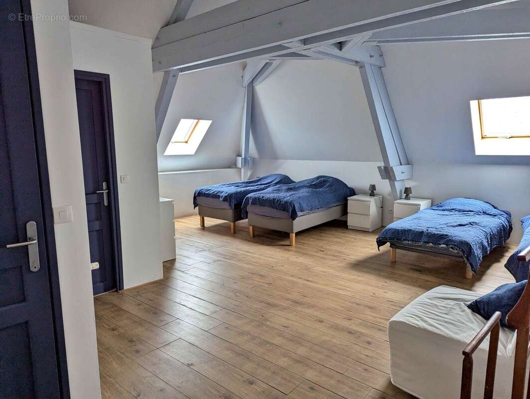 Grande dortoir avec charpente apparente Sud Auxerre - Maison à BAZARNES
