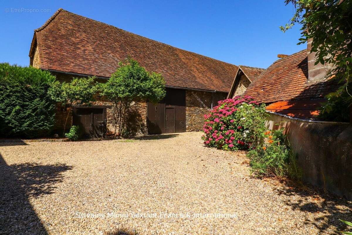 Propriété de caractère en pierre avec piscine et grange, alliant charme de l'ancien et confort contemporain - photo 9