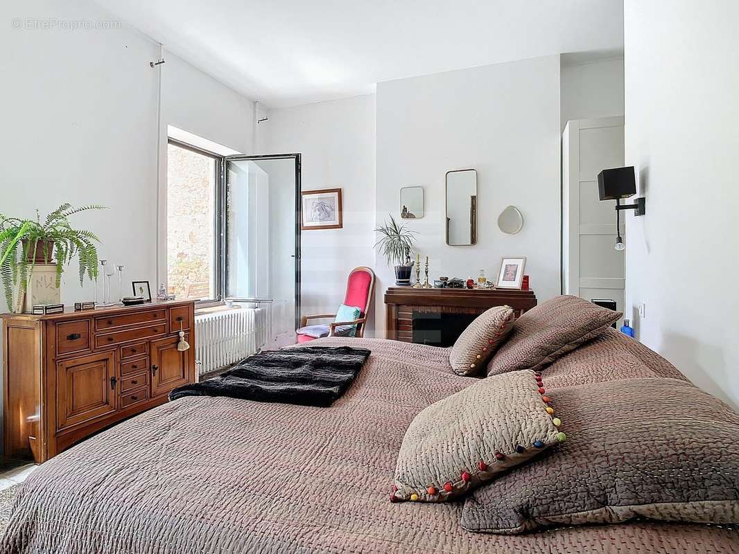 Commerce à LEZIGNAN-CORBIERES