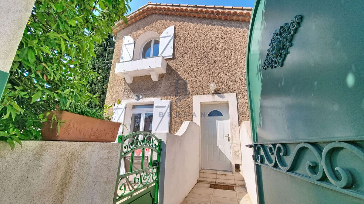 Appartement t2 centre ville st raphael calme vue mer imprenable - photo 18