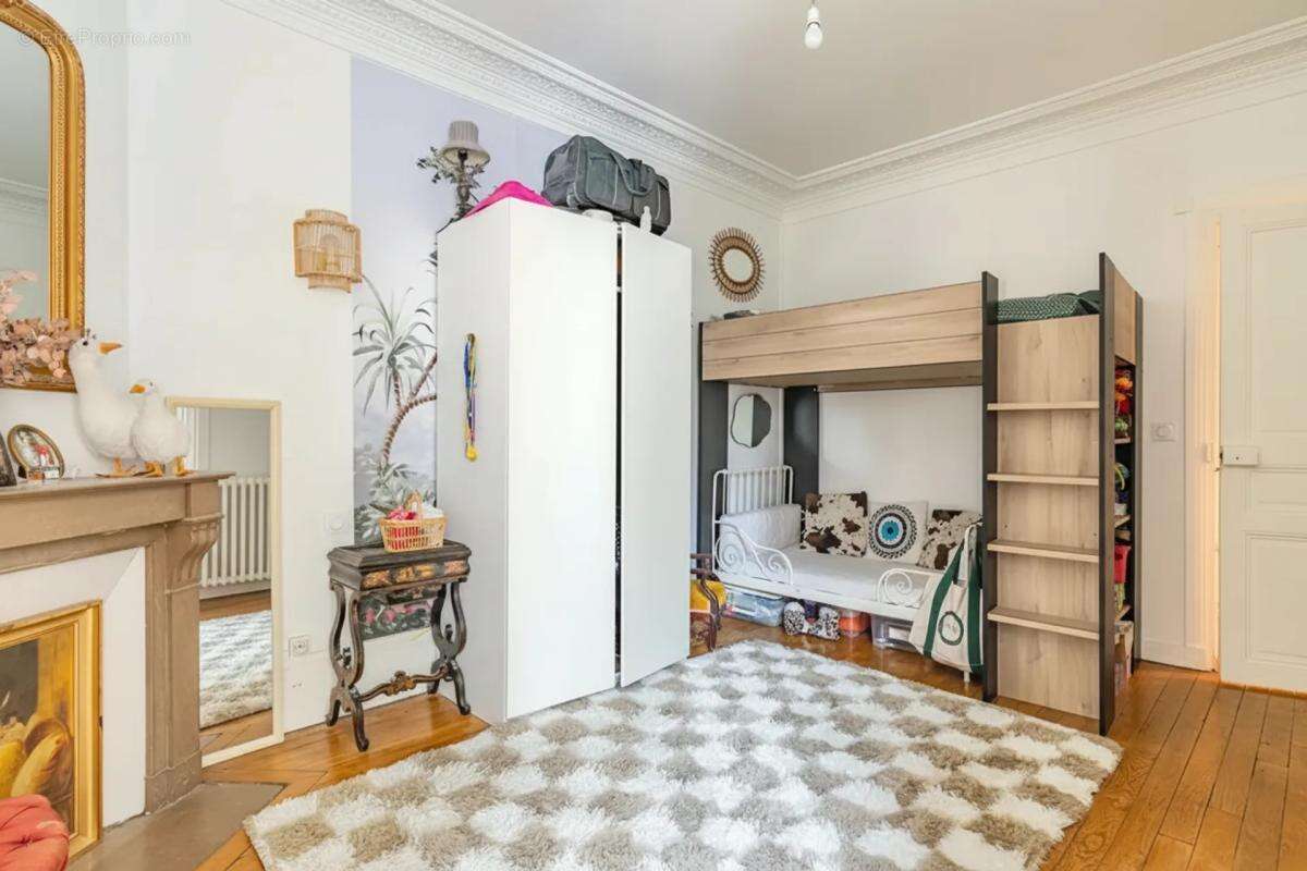 Appartement à COURBEVOIE
